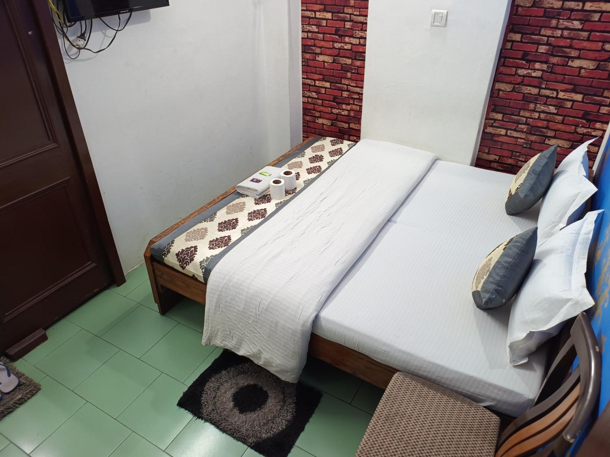Hotel Majors Den Ню Делхи Екстериор снимка
