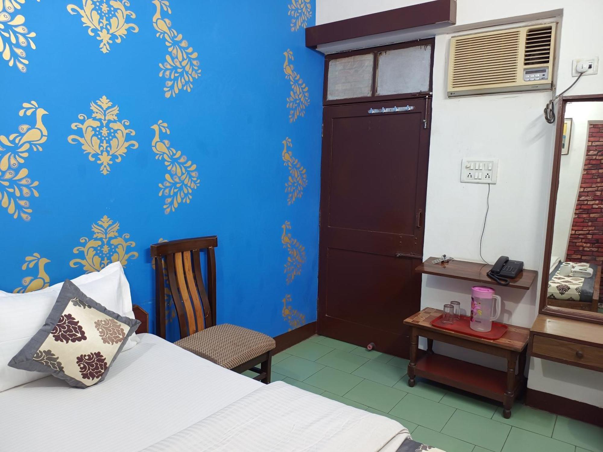 Hotel Majors Den Ню Делхи Екстериор снимка