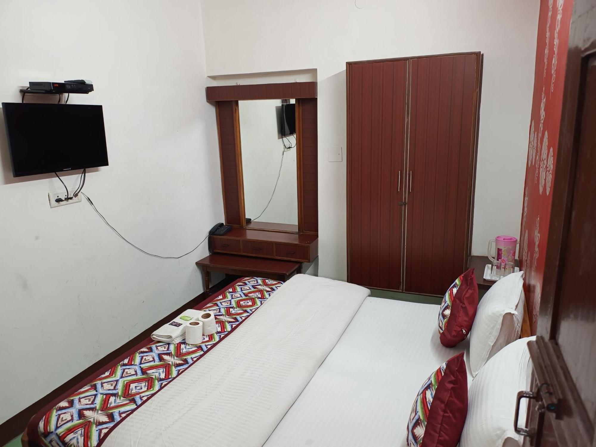 Hotel Majors Den Ню Делхи Екстериор снимка