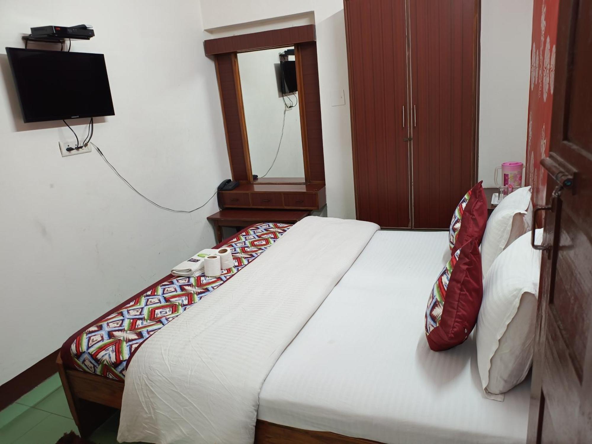 Hotel Majors Den Ню Делхи Екстериор снимка