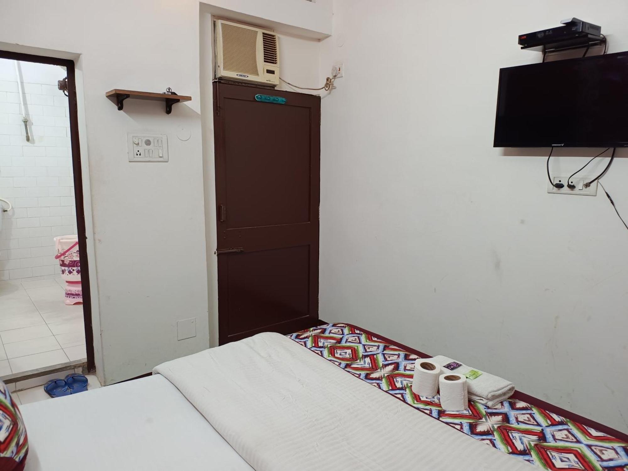 Hotel Majors Den Ню Делхи Екстериор снимка