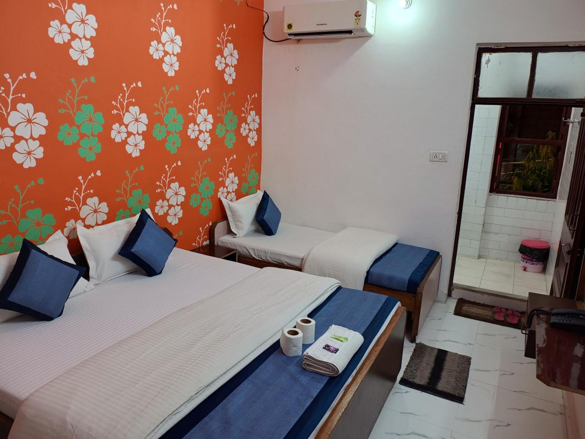 Hotel Majors Den Ню Делхи Екстериор снимка