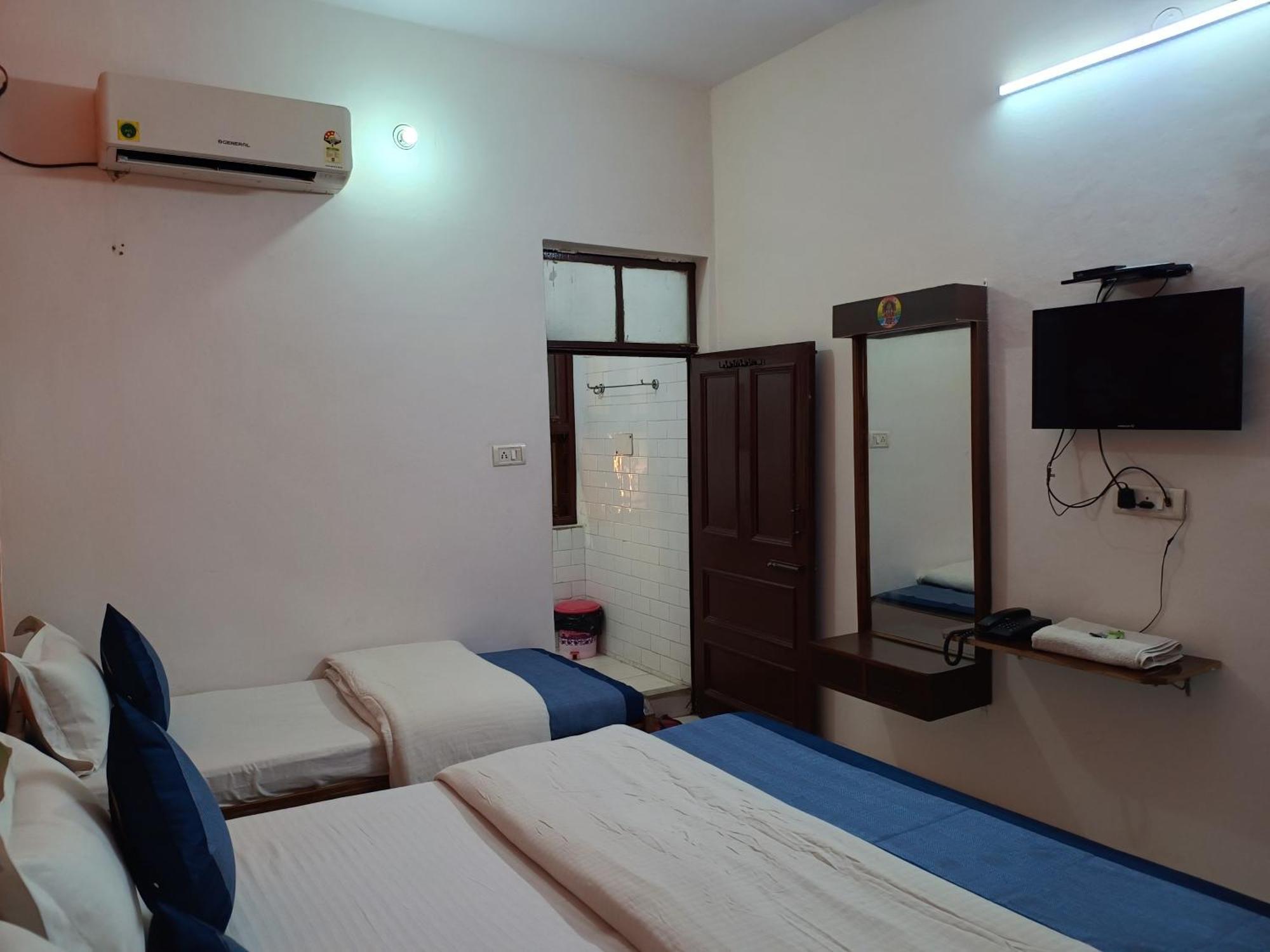 Hotel Majors Den Ню Делхи Екстериор снимка