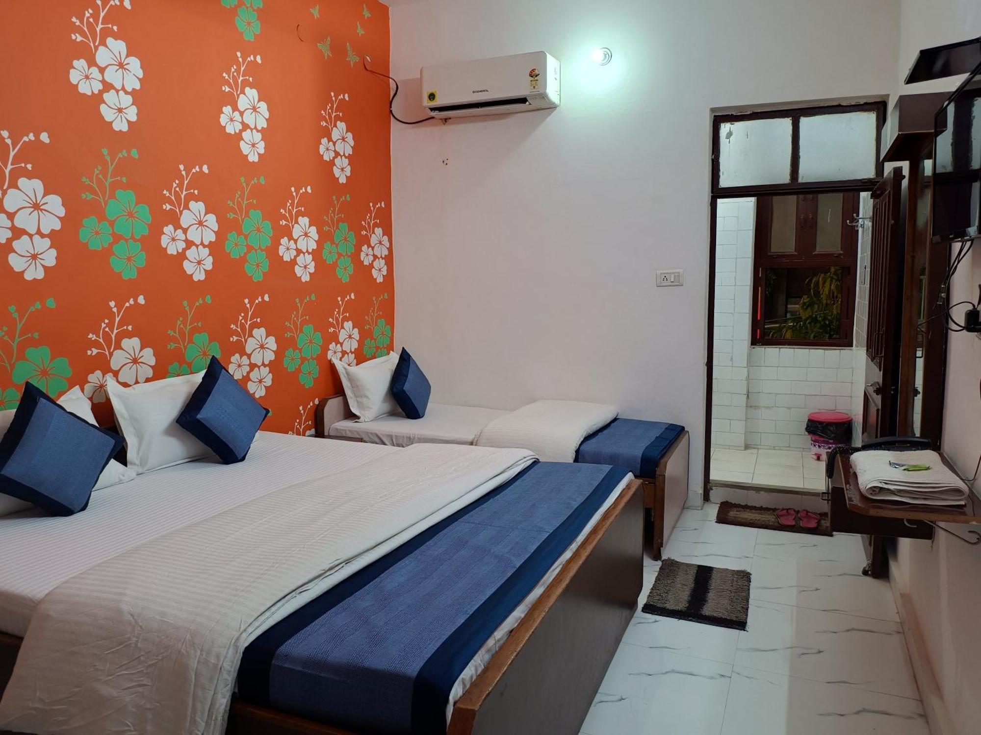 Hotel Majors Den Ню Делхи Екстериор снимка