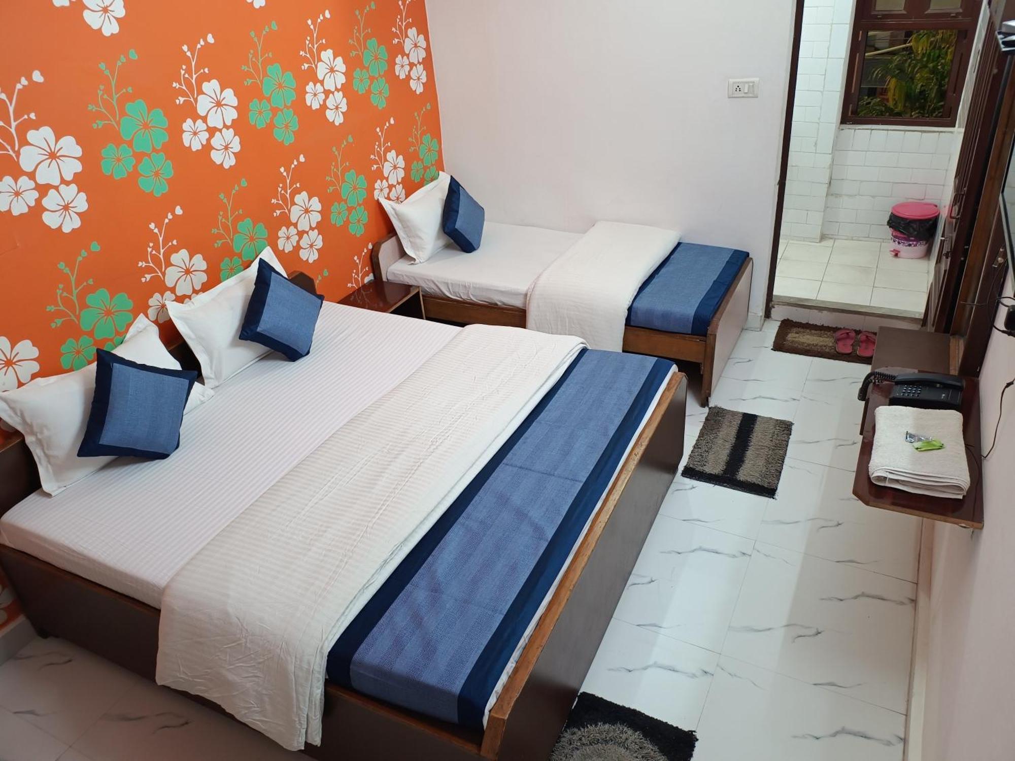 Hotel Majors Den Ню Делхи Екстериор снимка