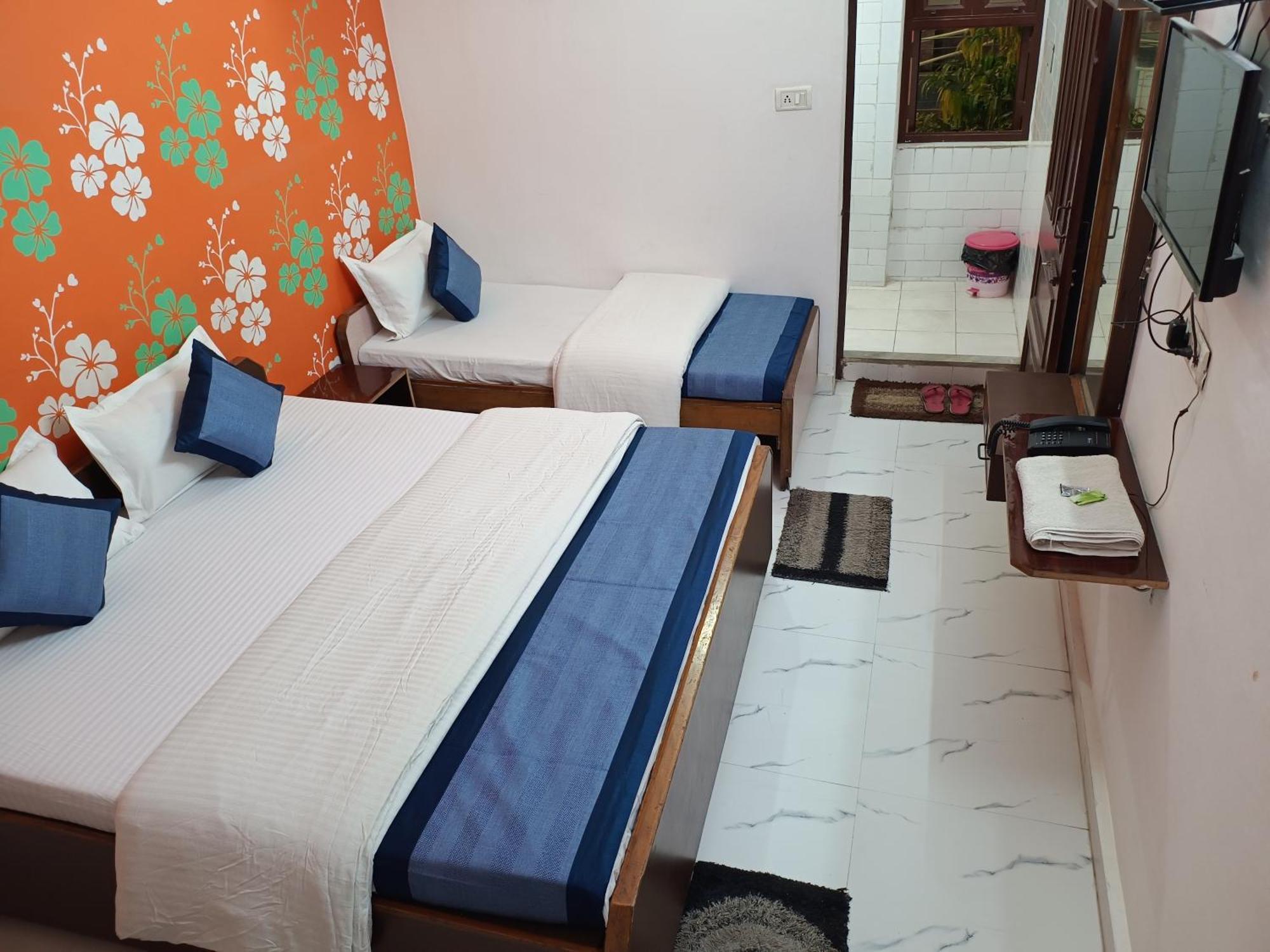 Hotel Majors Den Ню Делхи Екстериор снимка