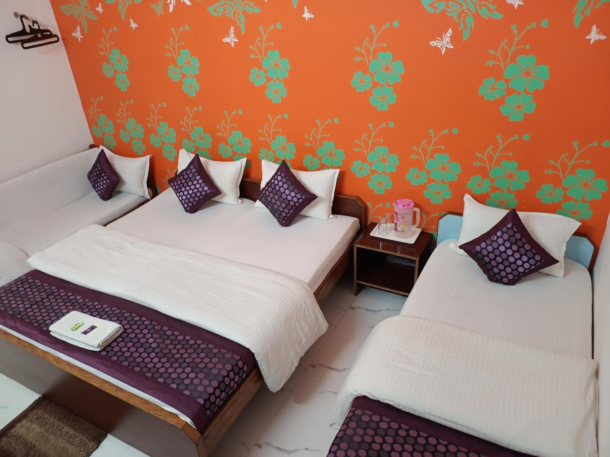 Hotel Majors Den Ню Делхи Екстериор снимка