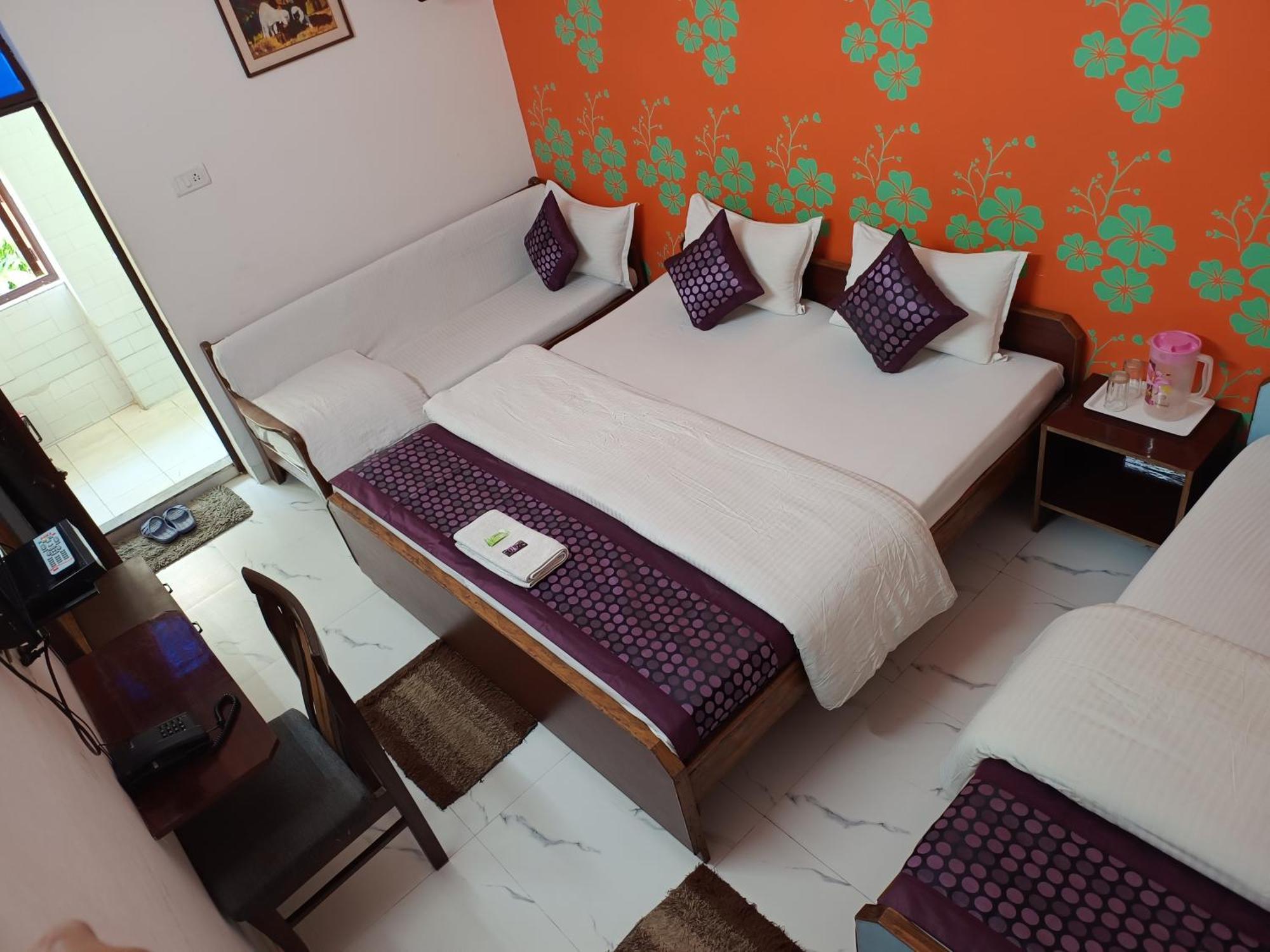 Hotel Majors Den Ню Делхи Екстериор снимка